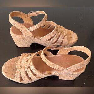 NWOT Baretraps Nude Cork Sandals Sz 6, 3in block heel, plataform chunky strappy.